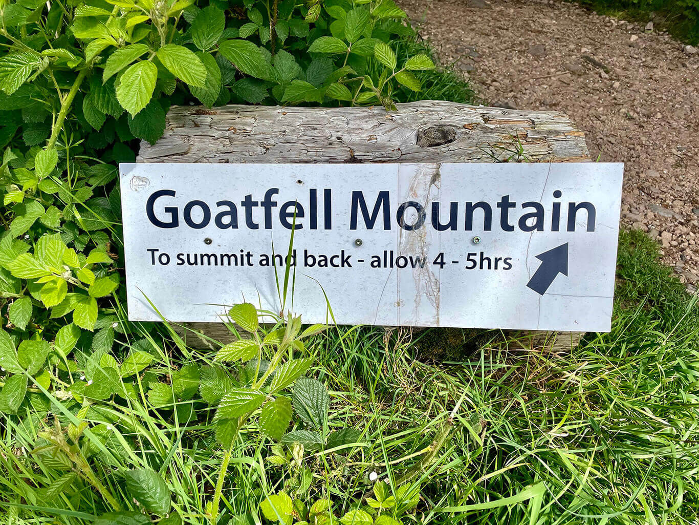 Goatfell Mountain sign saying to summit and back allow 4-5 hours.